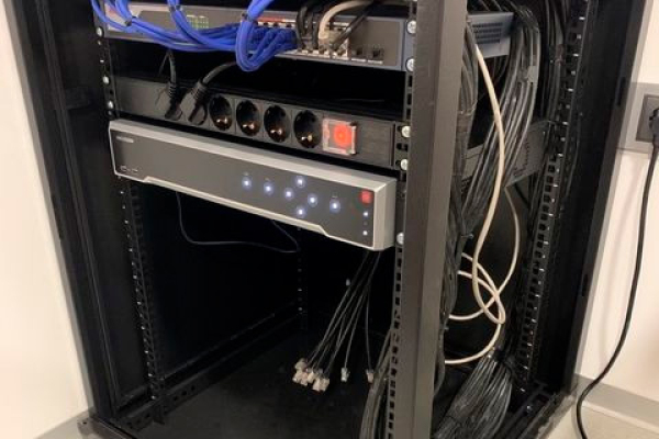 Установка и сборка серверного шкафа для системы видеонаблюдения офисного здания