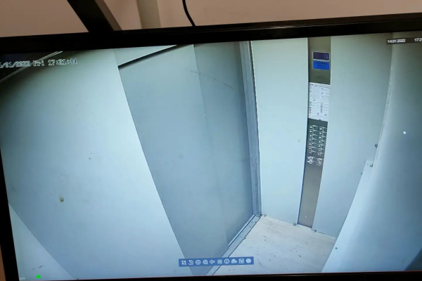 Работа касеры видеонаблюдения в кабине лифта