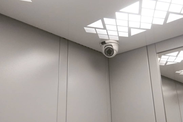 Установить видеокамеру в кабине лифта